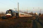 Der saubere Taurus ES 64 U2 036 zieht den IC 2258 Frankfurt (Main) - Saarbrcken am 15.01.2012 durch Kennelgarten