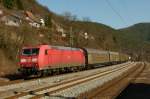 185 058-5 zieht einen Schiebewandwagenzug am 06.03.2012 durch Lambrecht