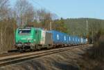 E 37 026 ist mit der blauen Wand am 20.03.2012 zwischen Hochspeyer und Kaiserslautern