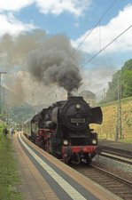 52 8134 bei der Abfahrt von Lambrecht (Pfalz) mit einem kurzen Dampfsonderzug im Richtung Neustadt (Wstr.).