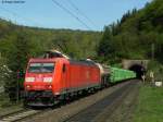 23.04.2011: Die 185 023-9 mit einem gemischten Gterzug am 208 Meter langen Schlobergtunnel in Frankenstein (Pfalz).