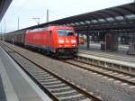 Die saubere 185 345-6 fhrt am 16.06.2011 mit einem Gterzug durch Kaiserslautern