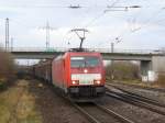 186 321-6 zieht einen Schiebewandwagenzug am 17.12.2011 durch Landstuhl