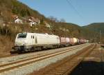 E 37 512 zieht einen Containerzug am 03.06.2012 durch Lambrecht