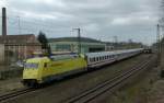 101 013-1 (Dokumenta 13) ist mit dem IC 2351 Saarbrcken - Stuttgart am 30.03.2012 hinter dem ehemaligen Halterpunkt Kaiserslautern-Ausbeserungswerk