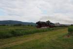 Mit dem Hambacher Schloss im Hintergrund dampfte 01 212 mit voller Fahrt an den Fotographen vorbei. Hier zwischen Maikammer und Neustadt/W. am 01.06.2014- 