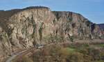 Zwischen Bad Münster am Stein und Norheim überragt die Südwestwand des Rotenfels das Nahetal. Obwohl nur 327 m hoch, gilt seine etwa 200 m hohe Wandflucht als höchste Felswand zwischen den Alpen und Skandinanien. An seinem Fuss verläuft die Nahetalbahn von Bingen nach Saarbrücken, auf der am 28.02.2024 ein unbekannter 622 von Vlexx unterwegs ist.