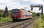 Es ist Ferienzeit im Saarland und da sieht schon mal häufiger einen Miniquietschie der BR 426 an Stelle eines 425er auf den Strecken an der Saar. 426 001 ist als RB Homburg - Trier unterwegs und durchfährt den Saarlouiser Stadtteil Roden. 18.07.2018