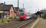 1440 013 ist als RB Homburg - Trier unterwegs. Der Triebwagen verlässt gerade den Bahnhof Völklingen in Richtung Bous und passiert das ehemalige außer Dienst gestellte Empfangsgebäude des Bahnhofs Völkingen. 17.11.2020