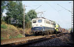 DB 140122 ist hier bei Ürzig am 29.9.1993 um 12.55 Uhr mit einem Güterzug in Richtung Trier unterwegs.