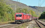 187 schlängelt sich mit einer weiteren 187er und einem Kohlezug durch Bullay gen Trier.

Bullay 01.11.2022