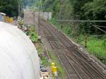 Um gefahrlos an der in offener Bauweise um ca. 30 m verlngerten neuen Rhre des Kaiser-Wilhelm-Tunnels arbeiten zu knnen, wurde das Richtungsgleis Koblenz im Bahnhofsbereich Ediger-Eller bis zur alten Tunnelrhre stillgelegt und zum Teil rckgebaut. Das betrifft auch die Oberleitung. Im Hintergrund ist der Bahnsteig noch zu erkennen und links im Bild die neue Tunnelrhre. Fotografiert vom Ellerbachweg oberhalb der Tunnelportale am 30.06.2012