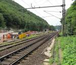 Um gefahrlos an der in offener Bauweise um ca. 30 m verlngerten neuen Rhre des Kaiser-Wilhelm-Tunnels arbeiten zu knnen, wurde das Richtungsgleis Koblenz im Bahnhofsbereich Ediger-Eller bis zur alten Tunnelrhre stillgelegt und zum Teil rckgebaut. Das betrifft auch die Oberleitung. Fotografiert direkt neben den Gleisen in Blickrichtung Bahnhof Ediger-Eller am 30.06.2012