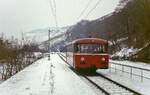 Auf seinem Weg von Traben-Trarbach nach Bullay legt ein solo verkehrender 795 einen Zwischenhalt im damals noch existierenden Haltepunkt Pünderich ein (20.01.1979)