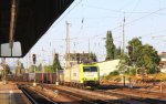 185 CL-007 von Captrain durchfhrt den Trierer-HBF kommt aus Richtung Koblenz mit einem langen leeren Stahlzug von Dsseldorf-Rath nach Bous(an der Saar) und fhrt in Richtung Trier-Sd am einem tollem Sommertag am 21.8.2013.