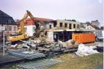 Die Letzten Tage des Bahnhof Blieskastel. Montag den 21.3.05 die Abrissarbeiten haben begonnen. Oben ist das Bro des Zollamtchefs zu sehen und unten die Besenkammer. Die Toiletten un die Treppe ist bereits abgerissen. Auf dem fahrgastWC steht gerade der Bagger.
