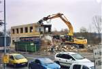 Die Letzten Tage des Bahnhof Blieskastel. Montag den 21.3.05 die Abrissarbeiten haben begonnen. Die Straenseite. Auch unser Freund wenn es um Verschrottungen geht darf nicht fehlen. Die Container fr das Metal sind von Theo Steil.