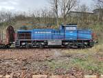 V150.02 (92 80 1275 501-5 D-HGB) der Hessischen Güterbahn wartet an der Holzverladestelle Breidenstein an der ehemaligen Scheldetalbahn (heute AWANST der Oberen Lahntalbahn) auf die Beladung des