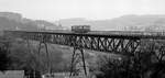 An einem trüben Novebertag 1979 befährt ein 795 vom BW Betzdorf von Rennerod kommend die Talbrücke in Westerburg.