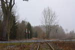 Nach 18Jahren wird die Westerwaldquerbahn aus dem Dornröschenschlaf geholt. Man plant eine Draisinenstrecke von Rennerod bis Westerburg. Man hat bereits einige Bahnübergänge erneuert. Bisland ist erst der Abschnitt Rennerod - Fehl-Ritzhausen freigegeben und befahrbar. Bis auch hier Draisinen rollen wird es wohl noch etwas dauern. Blick in Richtung Höhn. 

B255 bei Ailertchen 17.12.2016
