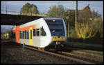 Ein moderner KNE Triebwagen ohne erkennbare Nummer ist hier am 18.10.2002 um 9.28 Uhr am Ortsrand von Felsberg zum HBF Kassel unterwegs.