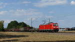 185 153 ist mit einem Güterzug gen Karlsruhe südlich von Blankenloch (Streckenkilometer 51,8) unterwegs.