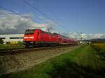 146 237-3 zog am 30.10.2013 den RE 16841 nach Offenburg als die herbstliche Sonne ihr Licht hinter Malsch auf den Zug warf.