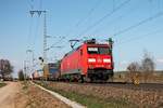 Nördlich von Müllheim (Baden) war am 28.03.2017 die 152 142-6 mit einem Containerzug auf der KBS 703 unterwegs durchs Markgräflerland in Richtung Schweizer Grenze.