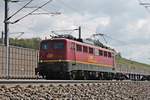 Portrait von RCCDE 140 003-5 am Nachmittag des 09.05.2017, als diese mit einem leeren Containerzug langsam bei Schliengen in Richtung Bahnsteig rollte.