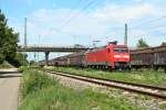 152 003-0 mit einem Schiebewandwagenzug gen Sden am Nachmittag des 03.08.13 im Bahnhof Mllheim (Baden).