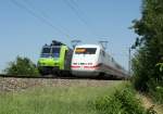 Die liegengebliebene RoLa 43611 von Freiburg (Breisgau) nach Novara mit der Zuglok 485 009-5 und der 401 074-0 als ICE 72 von Zrich nach Hamburg Altona am Vormittag des 05.08.13 an der Nordspitze des