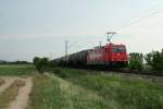 185 630-1 mit einem Kesselzug Richtung Norden am Abend des 06.08.13 bei Hgelheim.