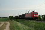 152 012-1 mit einem Schiebewandwagenzug gen Norden am Abend des 06.08.13 bei Hgelheim.