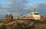 401 012-0 verlsst als ICE 70 von Basel SBB nach Hamburg Altona am Nachmittag des 07.12.13 den Bahnhof Mllheim (Baden).