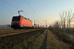 152 140-0 mit dem wohl  windigsten  Zug auf der Rheintalbahn, einem FIAT-Autozug gen Norden am Abend des 08.03.14 südlich von Hügelheim.