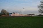 401 585-5 als ICE 373 von Berlin Ostbahnhof nach Interlaken Ost am Abend des 29.03.14 in Auggen.