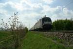 ES 64 U2-099 mit einem AKE-Sonderzug (DPE) von Domodossola nach Berlin am Nachmittag des 13.04.14 sdlich von Hgelheim.