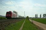 101 022-2 mit dem EC 9 von Zürich HB nach Hamburg-Altona am Nachmittag des 13.04.14 südlich von Hügelheim.