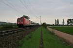 101 135-2 mit dem EC 8 von Zrich HB nach Hamburg-Altona am Mittag des 18.04.14 sdlich von Hgelheim.