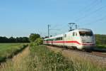 401 081-5 als ICE 373 von Berlin Ostbahnhof nach Interlaken Ost am Abend des 05.06.14 sdlich von Buggingen.