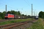 185 135-1 mit einem RedBull-Zug auf dem Weg von Bludenz nach Bremerhaven-Kaiserhafen am Abend des 06.06.14 whrend der berholung im Bahnhof Orschweier.