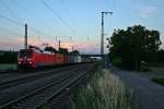 152 018-8 mit einem KLV-Zug, welchen sie in Weil am Rhein bernommen hat, am Abend des 13.06.14 in Mllheim (Baden).