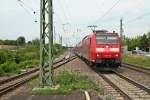 146 115 mit einem RE von Offenburg nach Schliengen am Nachmittag des 23.07.14 bei der Einfahrt in den Bahnhof Müllheim (Baden).