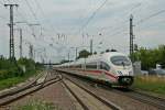 406 003-4 und 403 017-7 als ICE 104/504 von Basel SBB nach Amsterdam Centraal und Kln Hbf am Nachmittag des 23.07.14 beim Verlassen des Bahnhofs Mllheim (Baden).