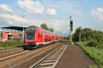 50 80 86-35 068-5 an der Spitze eines RE's von Schliengen nach Offenburg am Abend des 01.08.14 bei der Einfahrt in Riegel-Malterdingen.