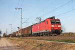 Mit einem gemischten Güterzug (Mannheim Rbf - Chiasso) fuhr am Nachmittag des 29.03.2017 die 185 104-7 nördlich von Müllheim (Baden) in Richtung Schweizer Grenze.