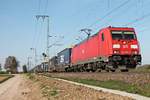 Mit einem  DSV -KLV nach Italien fuhr am 06.04.2017 die 185 304-3 bei Müllheim (Baden) über die KBS 703 in Richtung Schweizer Grenze.