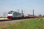 Mit dem DGS 42013 nach Gallarte fuhr am 11.04.2017 die Rpool/BLSC 186 104 bei Hügelheim über die KBS 703 durchs Rheintal in Richtung Schweizer Grenze.