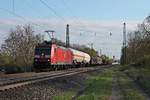 Mit einem gemischten Güterzug (Mannheim Rbf - Chiasso) fuhr am 13.04.2017 die 185 122-9 durch Heitersheim in Richtung Schweizer Grenze.