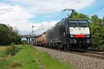 Am 13.05.2017 fuhr MRCE/SBBCI ES 64 F4-207 (189 207-4) mit dem  BASF -Containerzug (Ludwigshafen BASF Ubf - Gallarate) südlich von Buggingen in Richtung Schweizer Grenze.